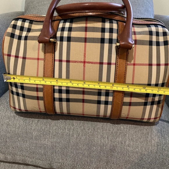 Authentic Burberry purse. Excellent condition. Beautiful bag. - Picture 16 of 16